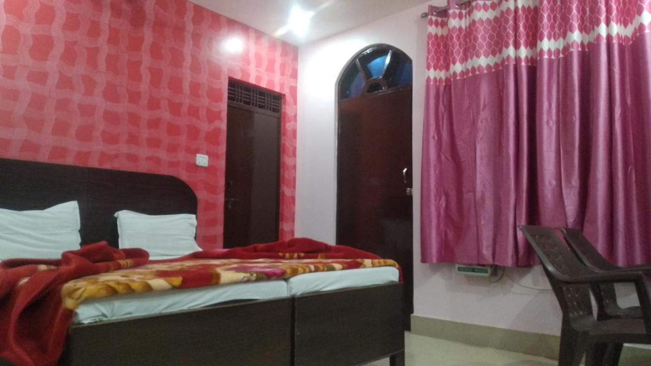 Hotel Giriraj Inn Варанаси Екстериор снимка