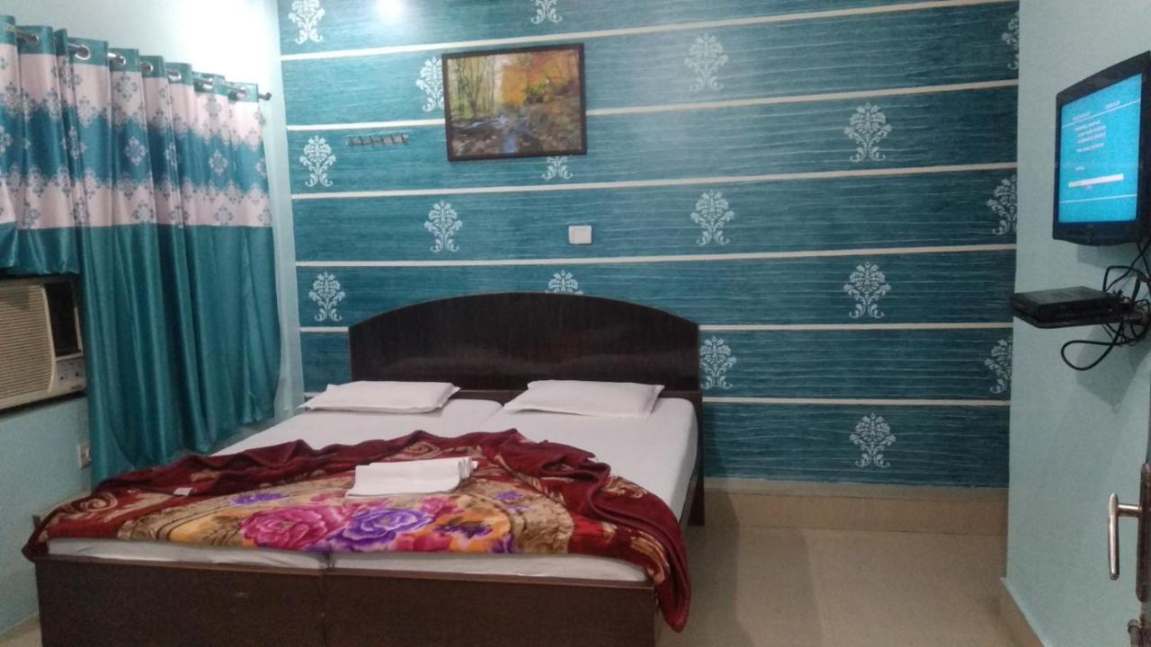 Hotel Giriraj Inn Варанаси Екстериор снимка