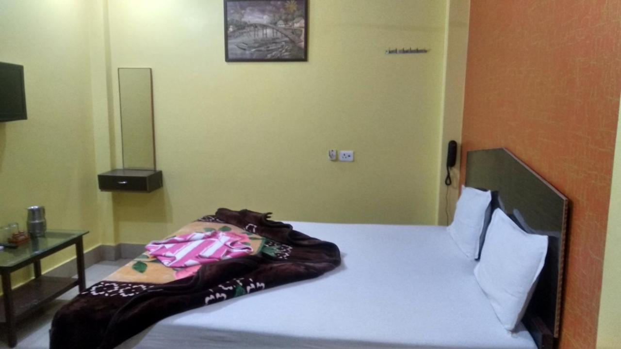 Hotel Giriraj Inn Варанаси Екстериор снимка