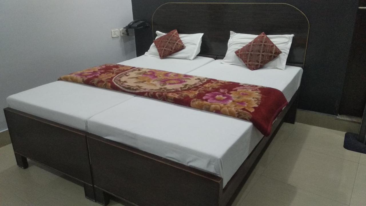 Hotel Giriraj Inn Варанаси Екстериор снимка