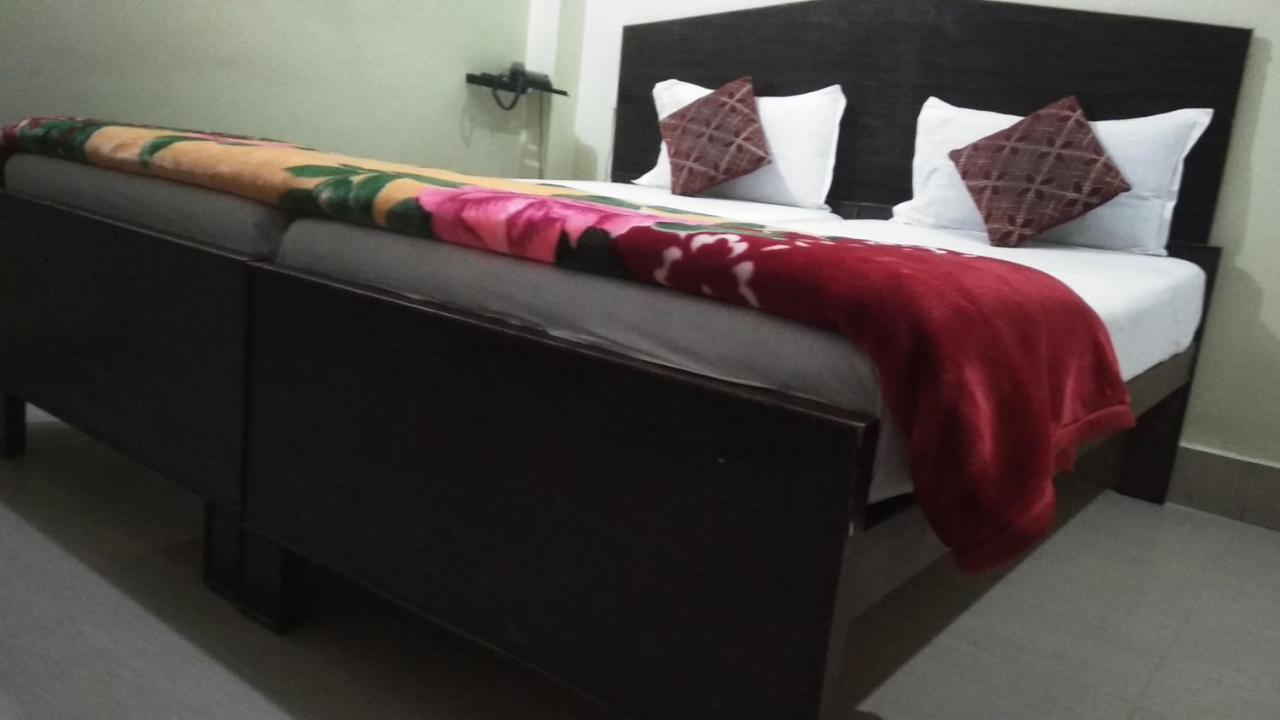 Hotel Giriraj Inn Варанаси Екстериор снимка