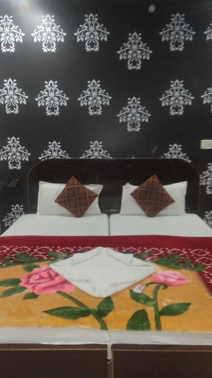Hotel Giriraj Inn Варанаси Екстериор снимка