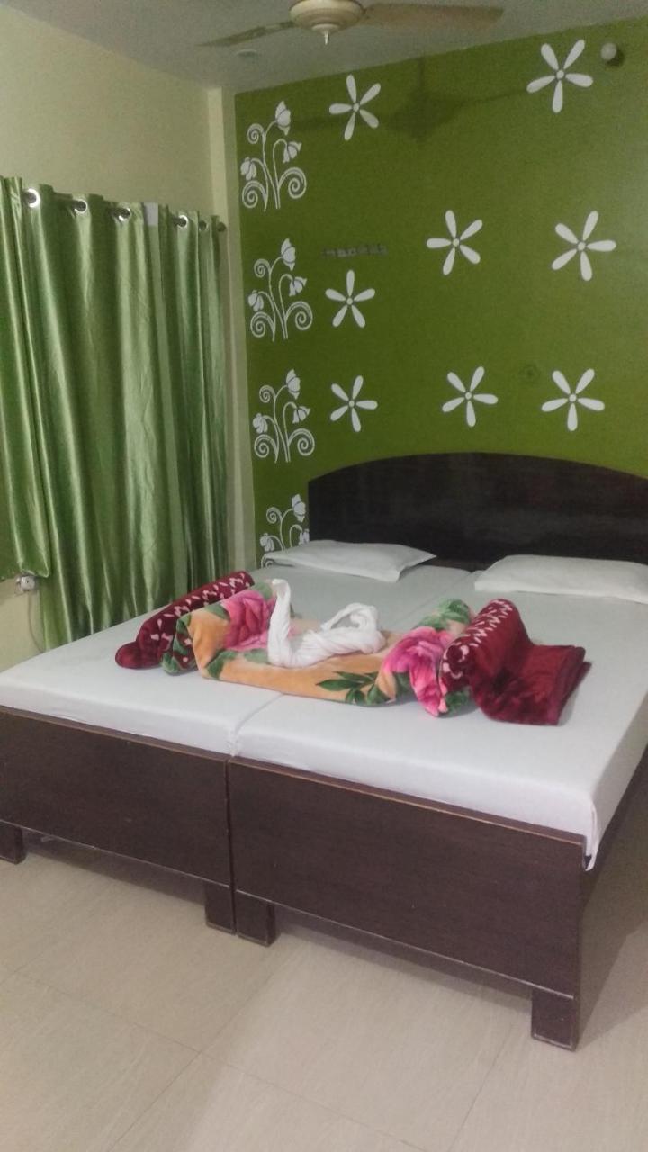Hotel Giriraj Inn Варанаси Екстериор снимка
