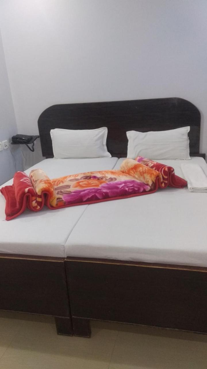 Hotel Giriraj Inn Варанаси Екстериор снимка