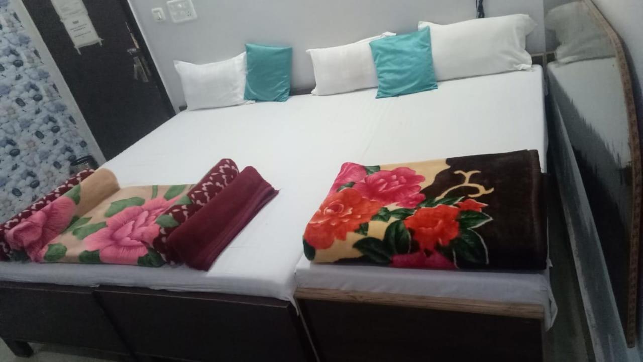 Hotel Giriraj Inn Варанаси Екстериор снимка