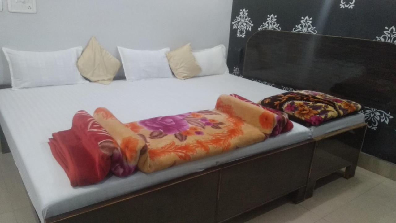 Hotel Giriraj Inn Варанаси Екстериор снимка