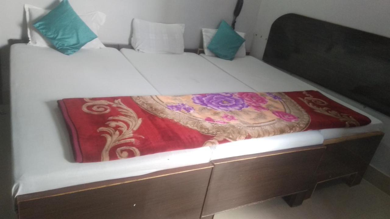 Hotel Giriraj Inn Варанаси Екстериор снимка