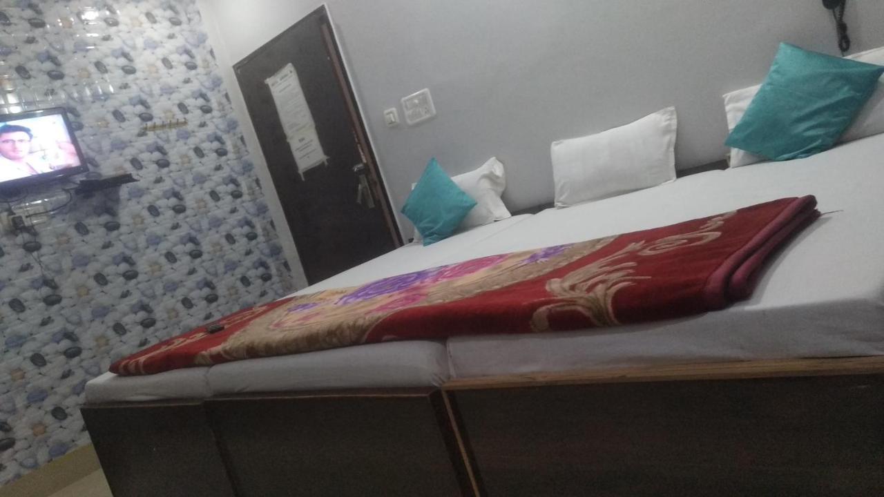 Hotel Giriraj Inn Варанаси Екстериор снимка